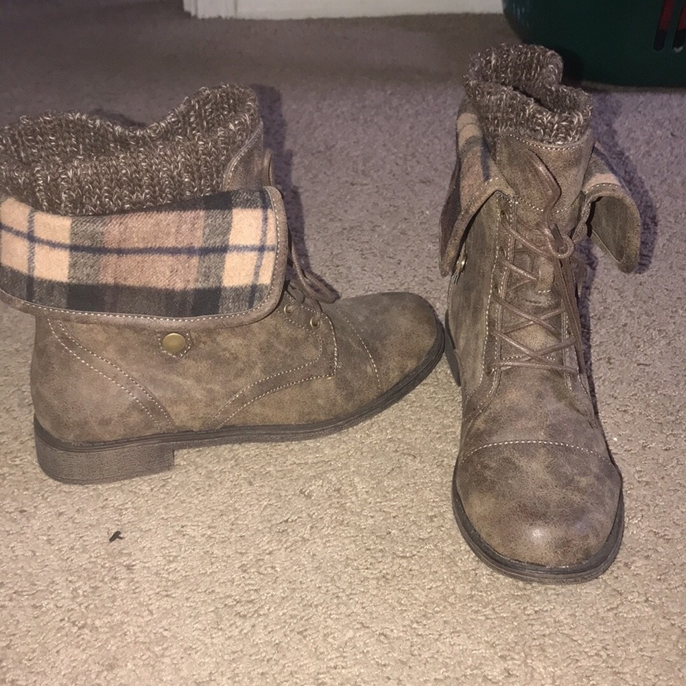 Brand new pair of Brown flat boots